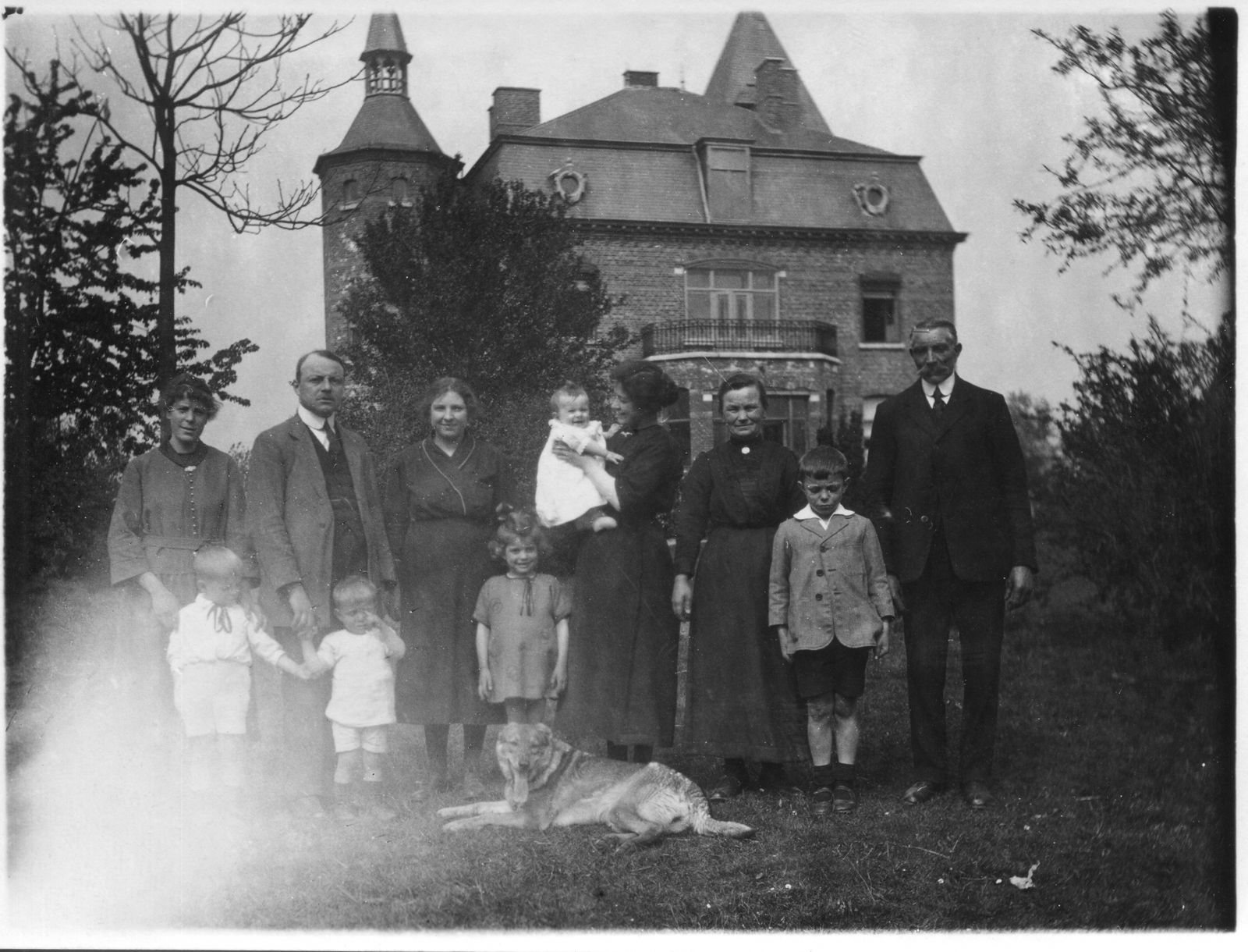 Enfants de pierre et Yvonne van der Straeten